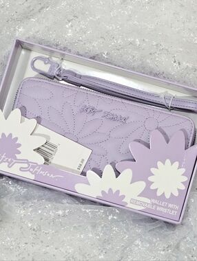 Betsey Johnson Zip Wallet Wristlet Purple Floral Preppy Pastel Spring Minimalist